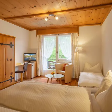 Neuhaus Golf- & Strandhotel Отель Unterseen