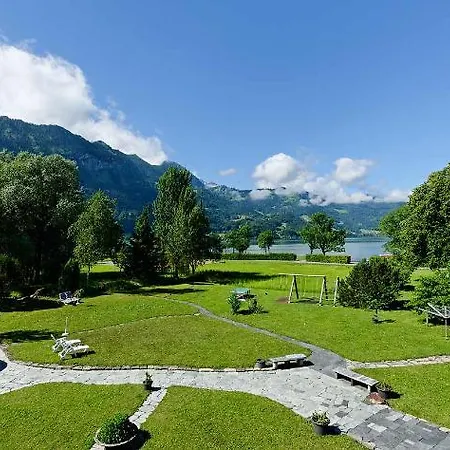 Отель Neuhaus Golf- & Strandhotel Unterseen