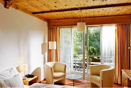 Neuhaus Golf- & Strandhotel Отель Unterseen